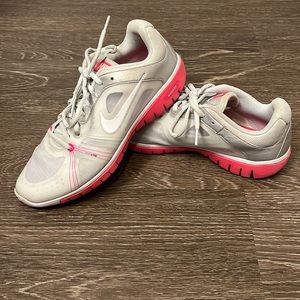 Nike Training move fit gray and pink tennis shoes, size 9
